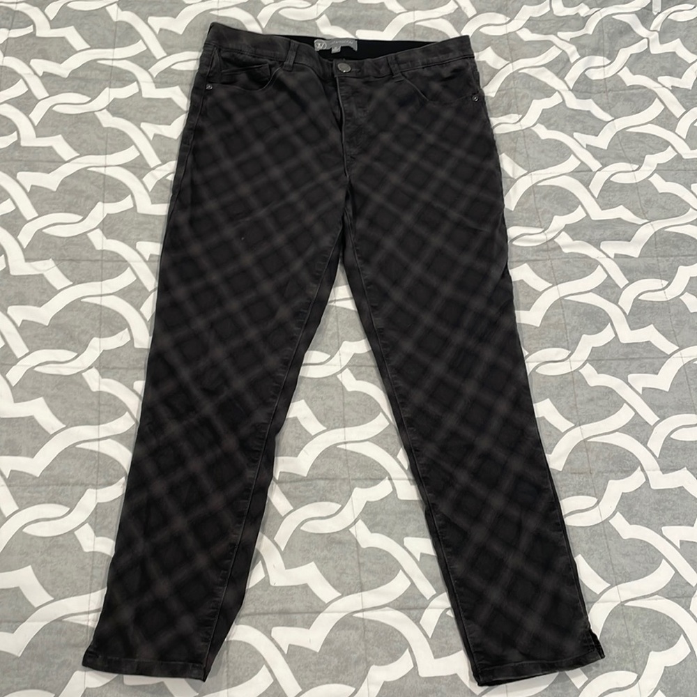 Wit & Wisdom Size 10 3/4 Length Pants Gray and Black